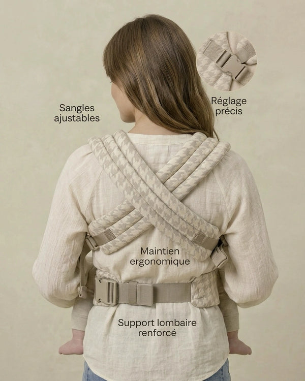 Femme de dos portant bébé dans le porte-bébé physiologique gris chiné à motif dent-de-poule — infographie des bénéfices visible (maintien ergonomique, soutien lombaire, tissu respirant, réglages faciles)