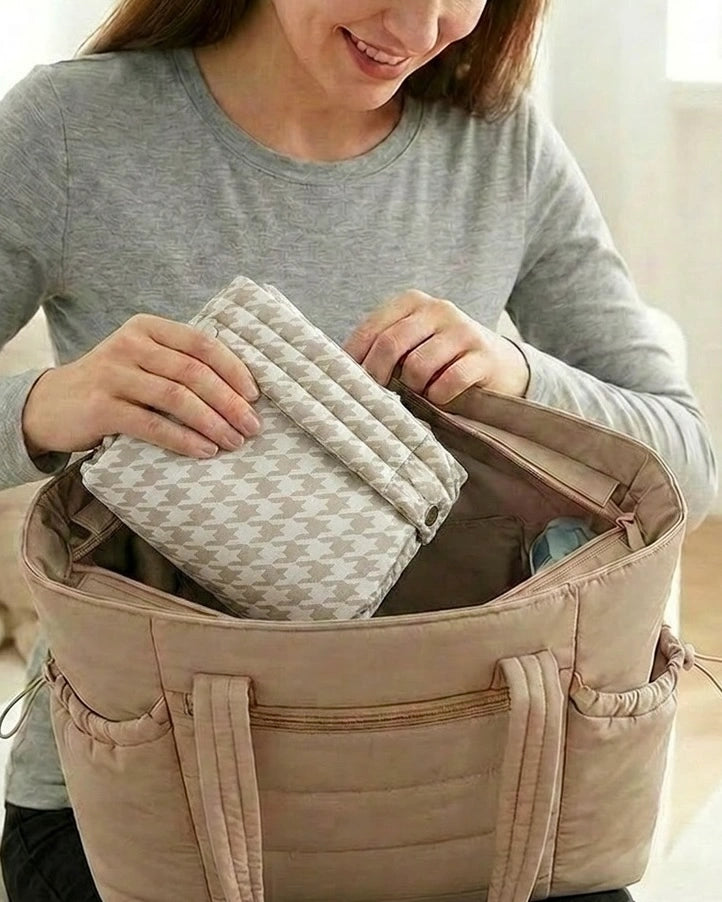 Porte-bébé physiologique gris chiné à motif dent-de-poule plié — compact pour rangement et transport