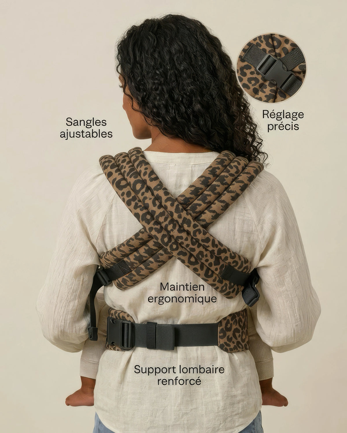 Vue de dos — parent portant bébé dans le porte‑bébé physiologique marron motif léopard, infographie des bénéfices visible (maintien ergonomique, soutien lombaire, tissu respirant, réglages faciles)