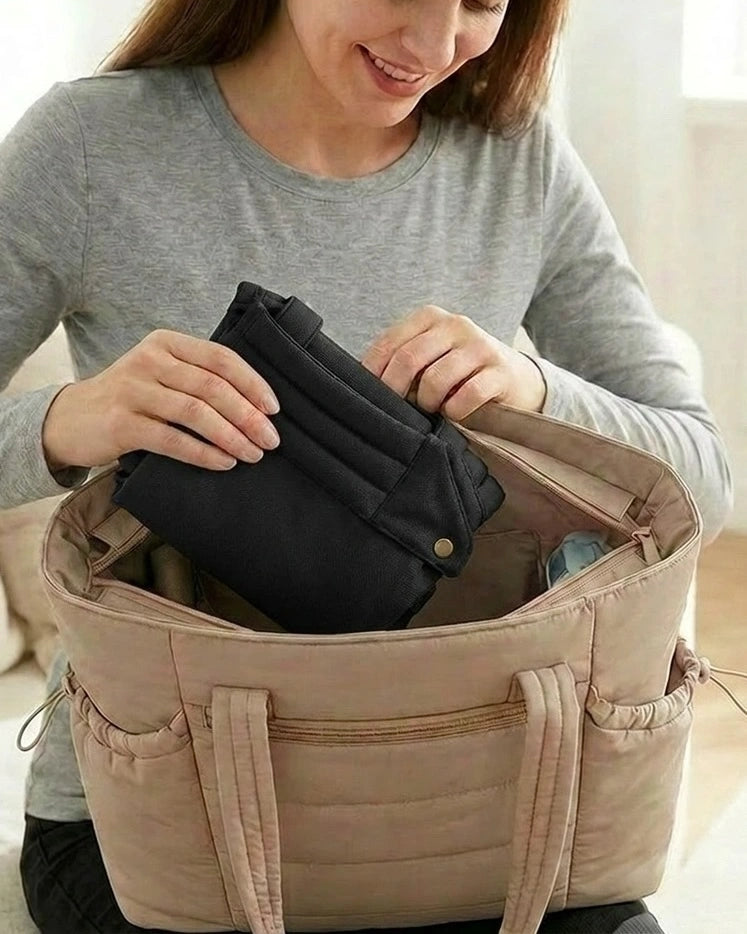 Porte‑bébé physiologique noir plié — compact pour rangement et transport