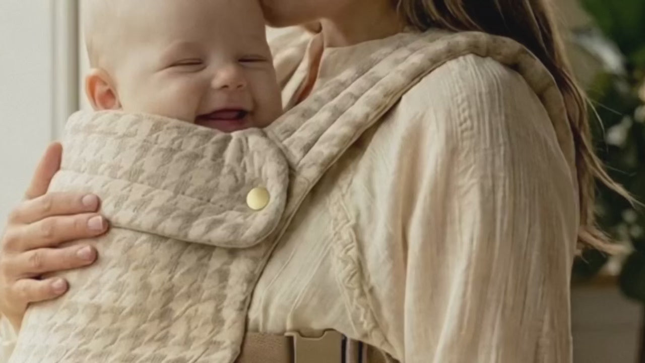 bannière video maman avec bébé dans son porte-bébé