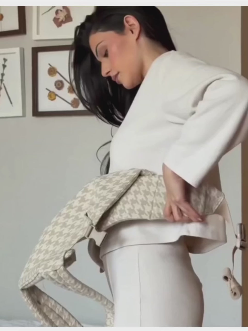 Vidéo tutoriel seconde montrant comment mettre le porte‑bébé physiologique gris à carreaux — étapes : positionnement ceinture, réglage panneau, insertion du bébé, ajustement bretelles et sécurité des clips